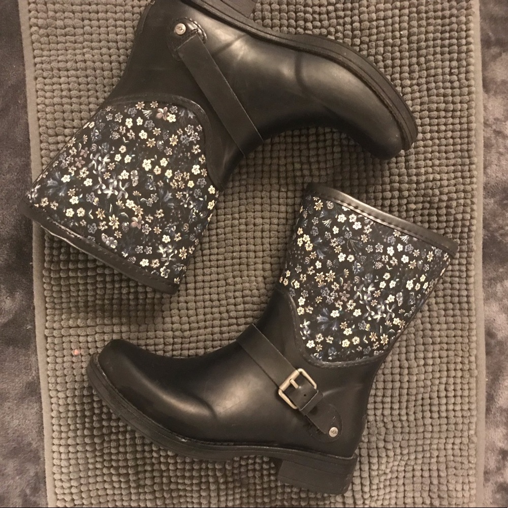 🇮🇹 MOVING TO ITALY 🇮🇹 SALE!! Navy Blue Floral Ugg Insulated Rain Boots
